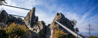 Gesicherter Felsgrat mit Blick auf die Weite der Rheinebene im Hintergrund