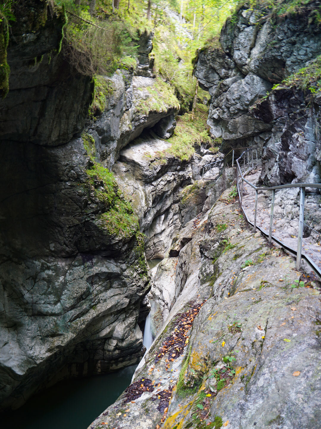 Blick entlang des Wegs in der Starzlachklamm