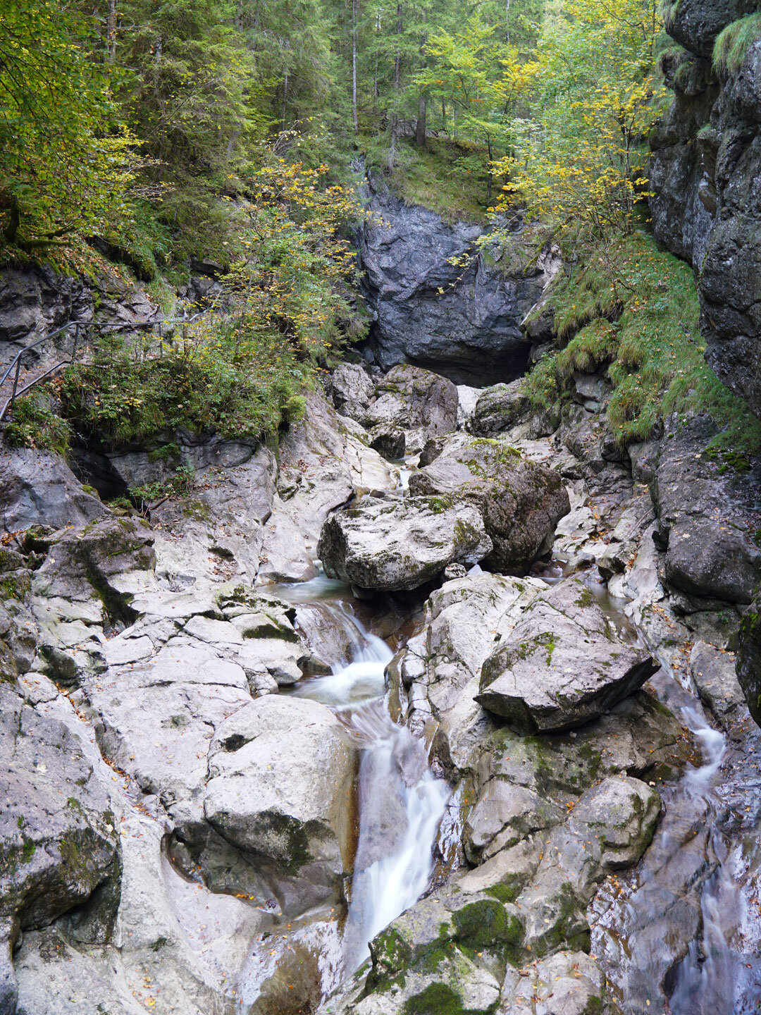 Weg entlang des Wasserfalls an der Starzlachklamm