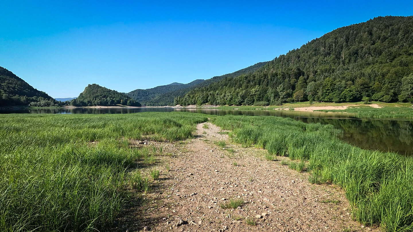 vom Lac de Kruth-Wildenstein aus kann man den Schlossberg sehen Blick vom Lac de Kruth-Wildenstein auf den Schlossberg