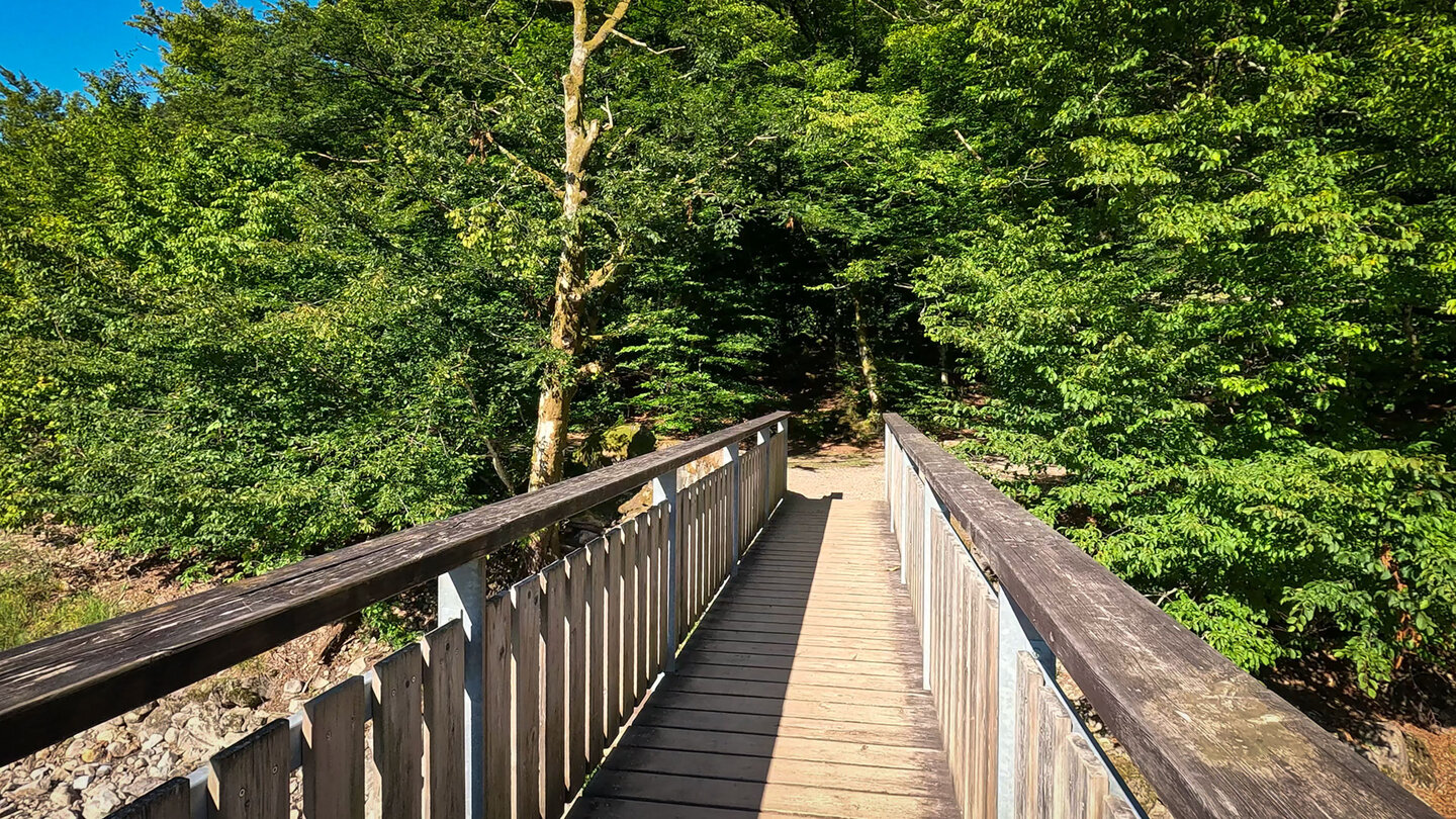 die Wanderung überquert die Thur auf einer Holzbrücke Überquerung der Thur auf einer Holzbrücke