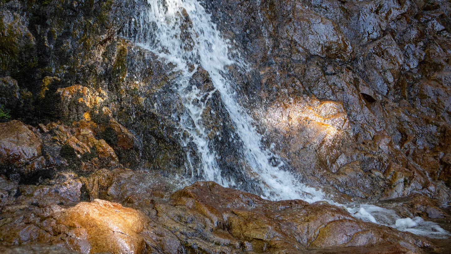 der Wasserfall Cascade du Bockloch lässt am Ende der Fallstufen felsige Becken entstehen Fallstufe des Wasserfalls Cascade du Bockloch mit felsigem Becken