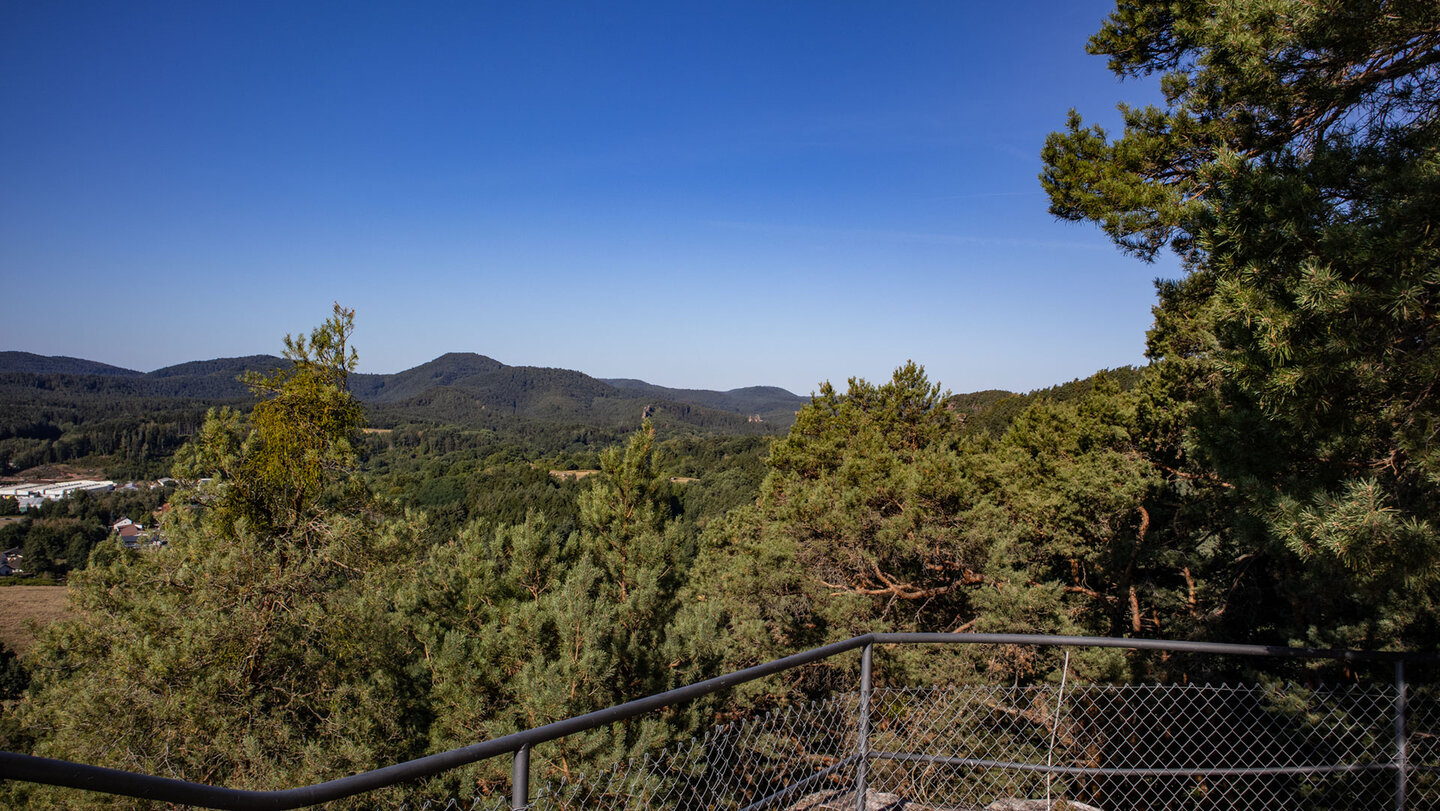 Panoramavom Aussichtspunkt Wasgaublick über den Pfälzerwald.