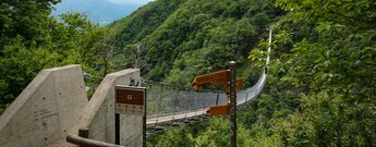 Ponte Tibetano über den Sementina Graben im Tessin