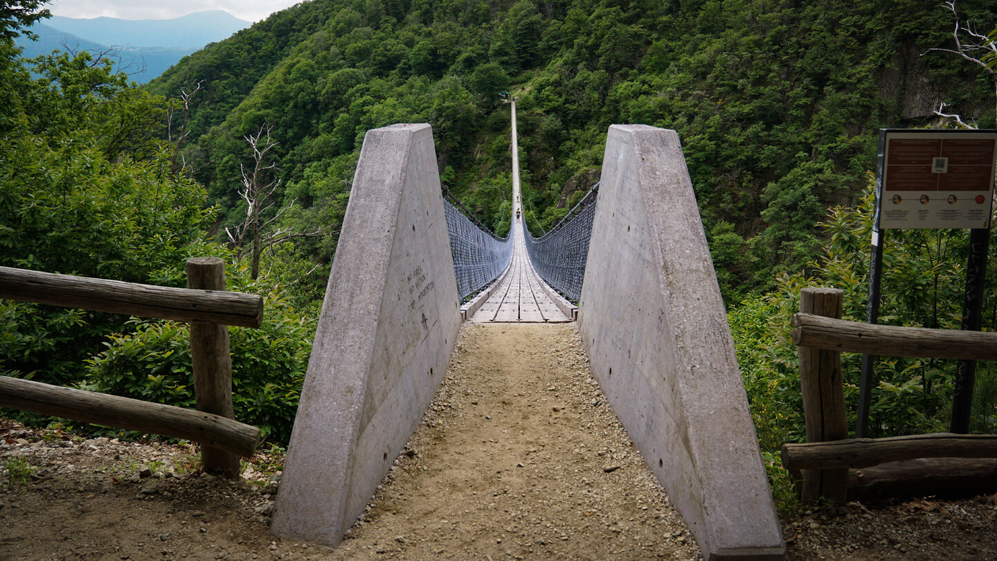 respektheischender Einstieg in die Hängebrücke Ponte Tibetano Carasc Einstieg in die Hängebrücke Ponte Tibetano Carasc