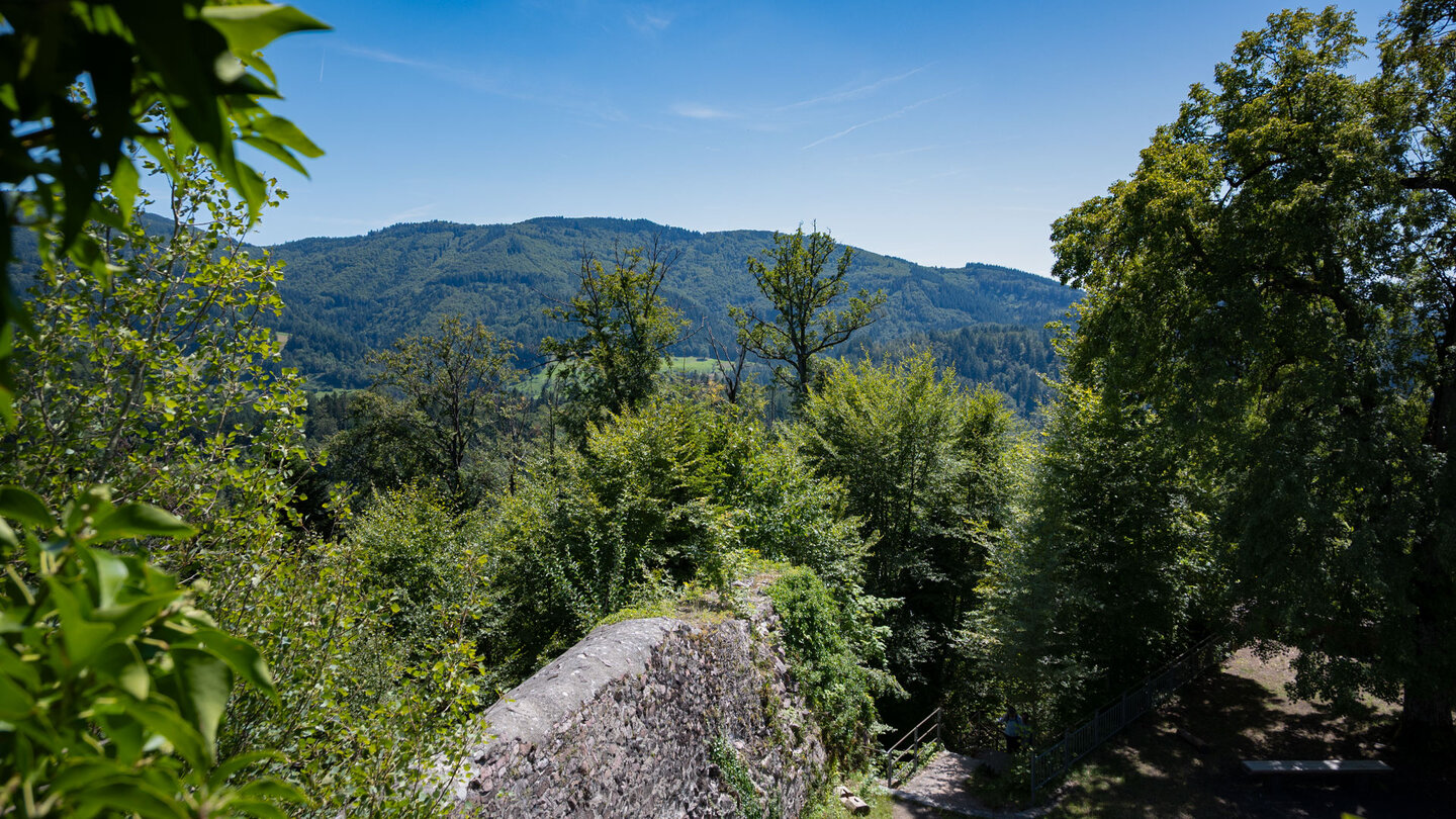 Blick über die Ringmauer der Sausenburg