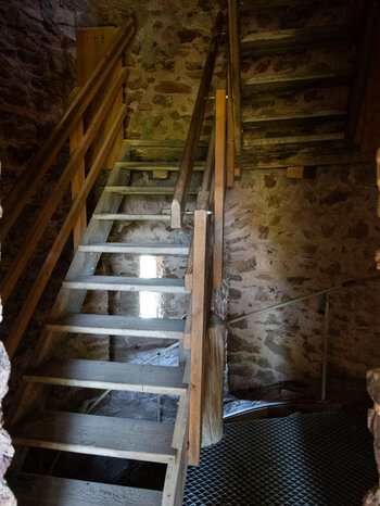 Treppenaufgang zum Aussichtsturm der Sausenburg bei Kandern