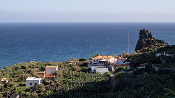 Blick über die Siedlung La Fajana vor dem Ozean