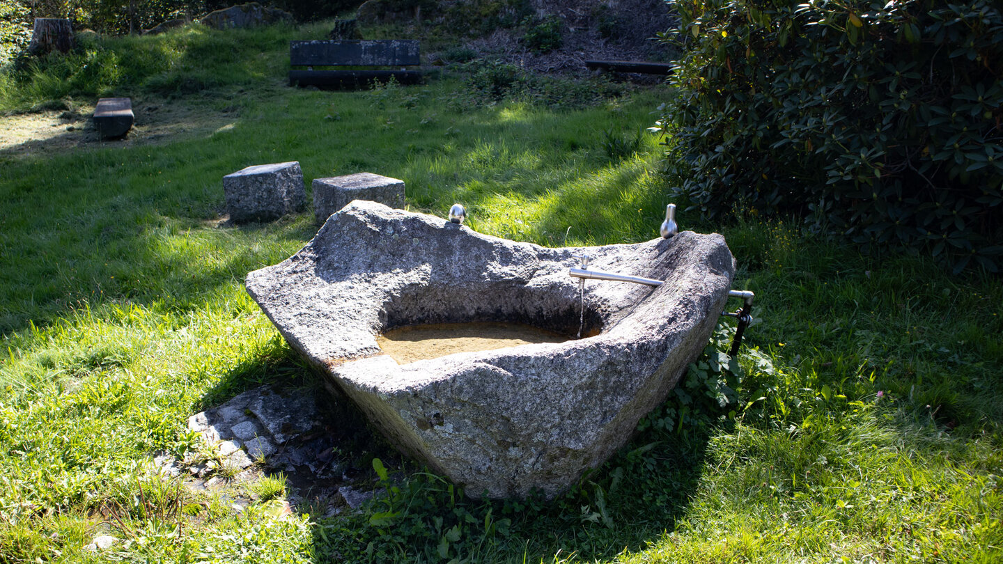 Rastplatz mit Brunnen am Wanderweg