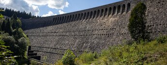 Wanderpfad beim Abstieg von der Schwarzenbach-Talsperre