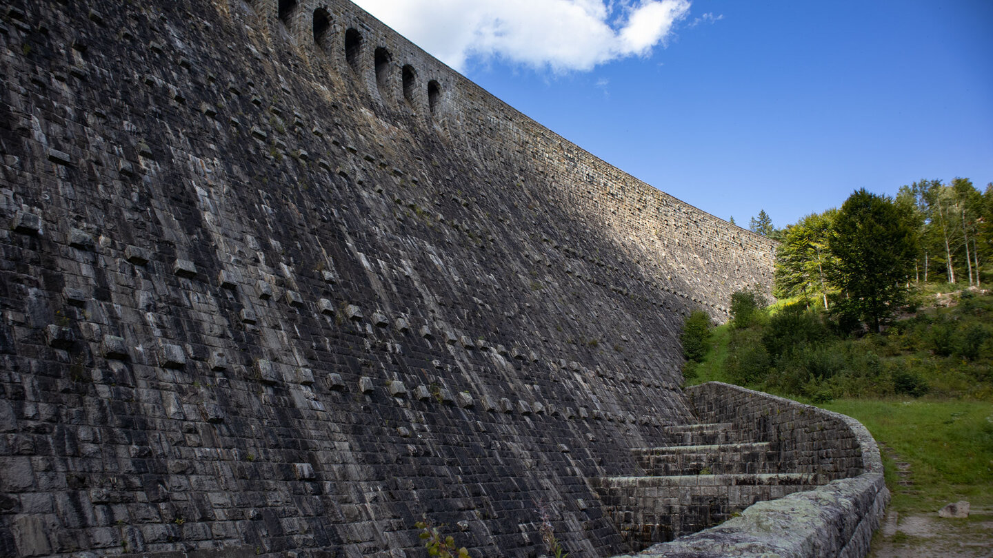 die gigantische Staumauer der Schwarzenbach-Talsperre