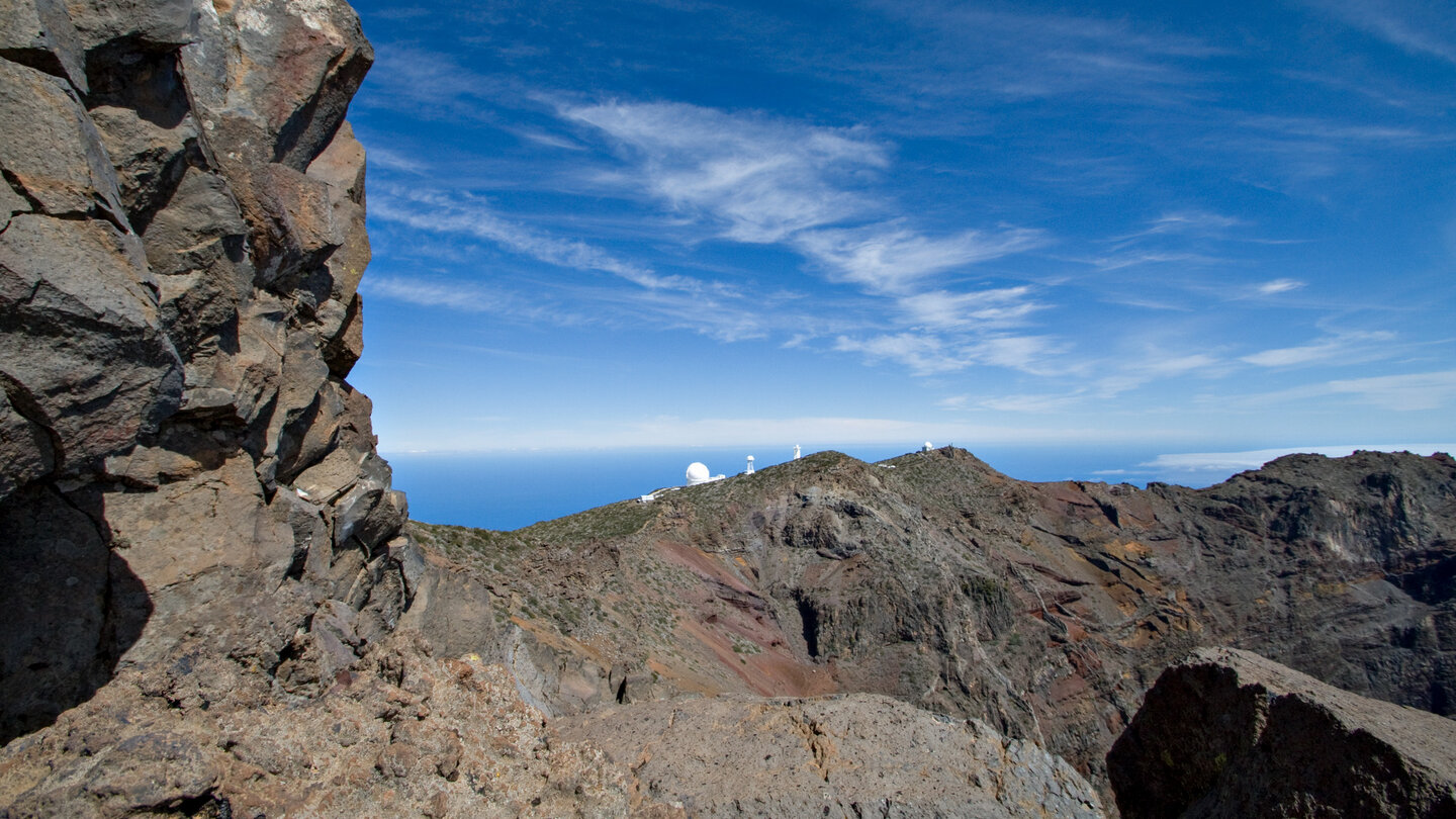 Blick vom Wanderweg auf die weiß leuchtenden Telekope des Observatoriums