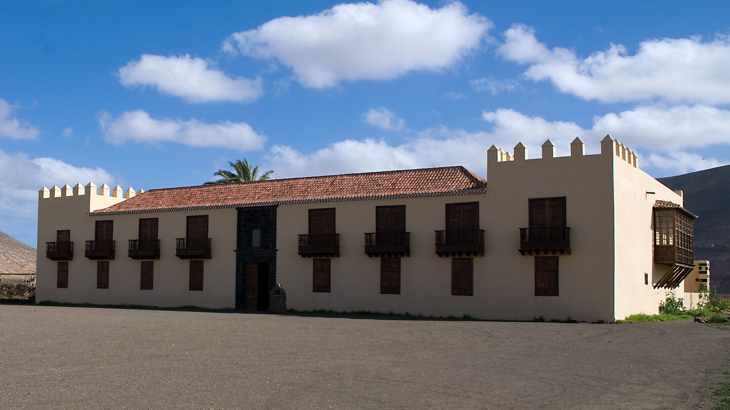 die Fassadenfront des Casa de los Coroneles bei La Oliva auf Fuerteventura