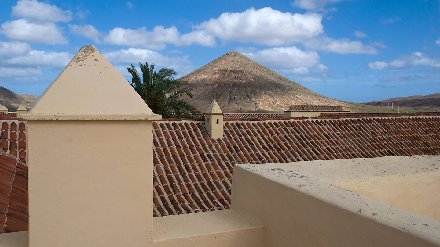 Blick über die Dächer des Casa de los Coroneles zum Montaña del Fronton auf Fuerteventura