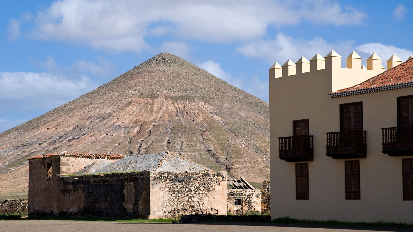 Blick zum Gipfel des Montaña del Fronton beim Casa de los Coroneles auf Fuerteventura