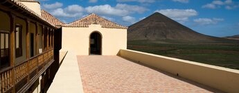 Wehrgang und Balkone im Kolonialstil im Casa de los Coroneles bei La Oliva auf Fuerteventura