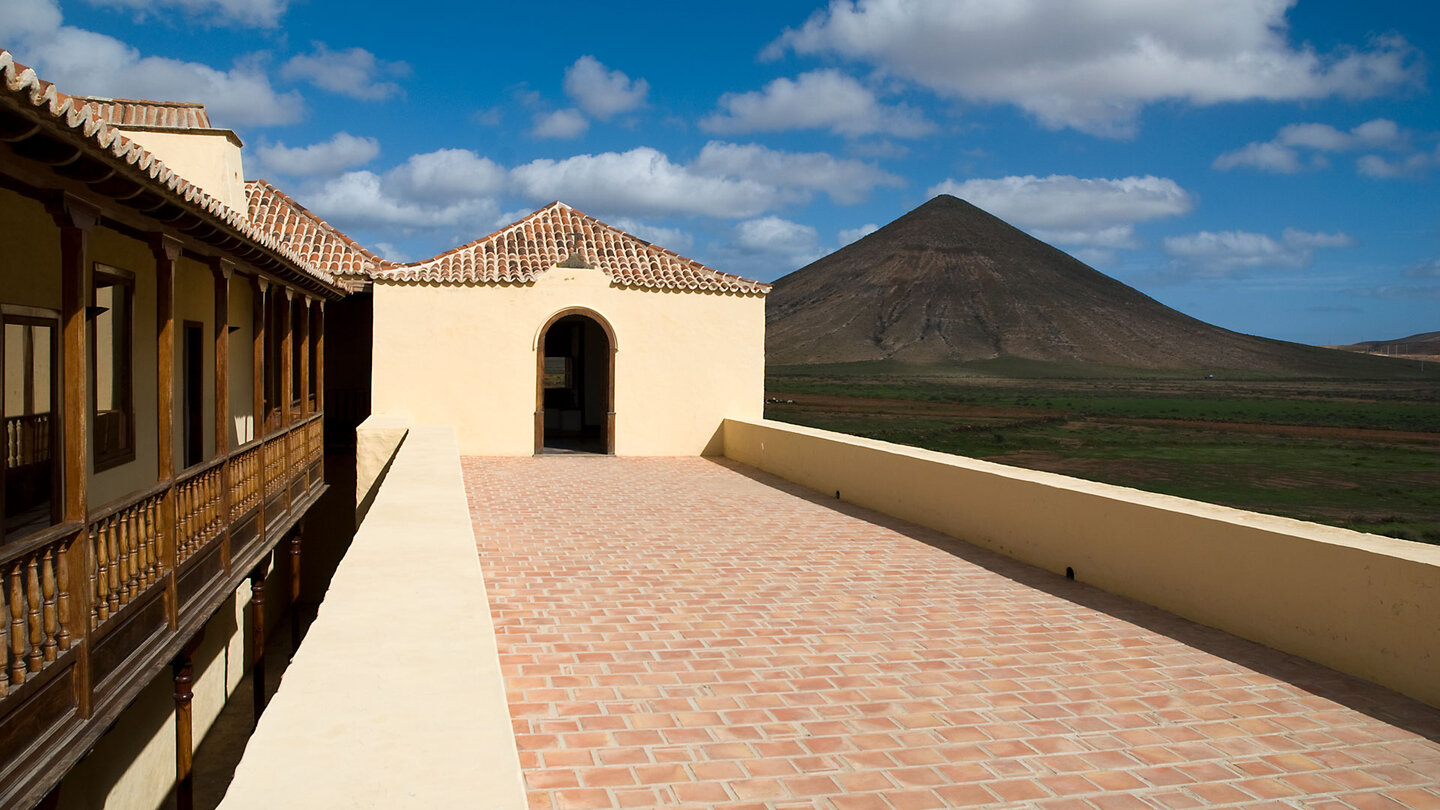 Wehrgang und Balkone im Kolonialstil im Casa de los Coroneles bei La Oliva auf Fuerteventura