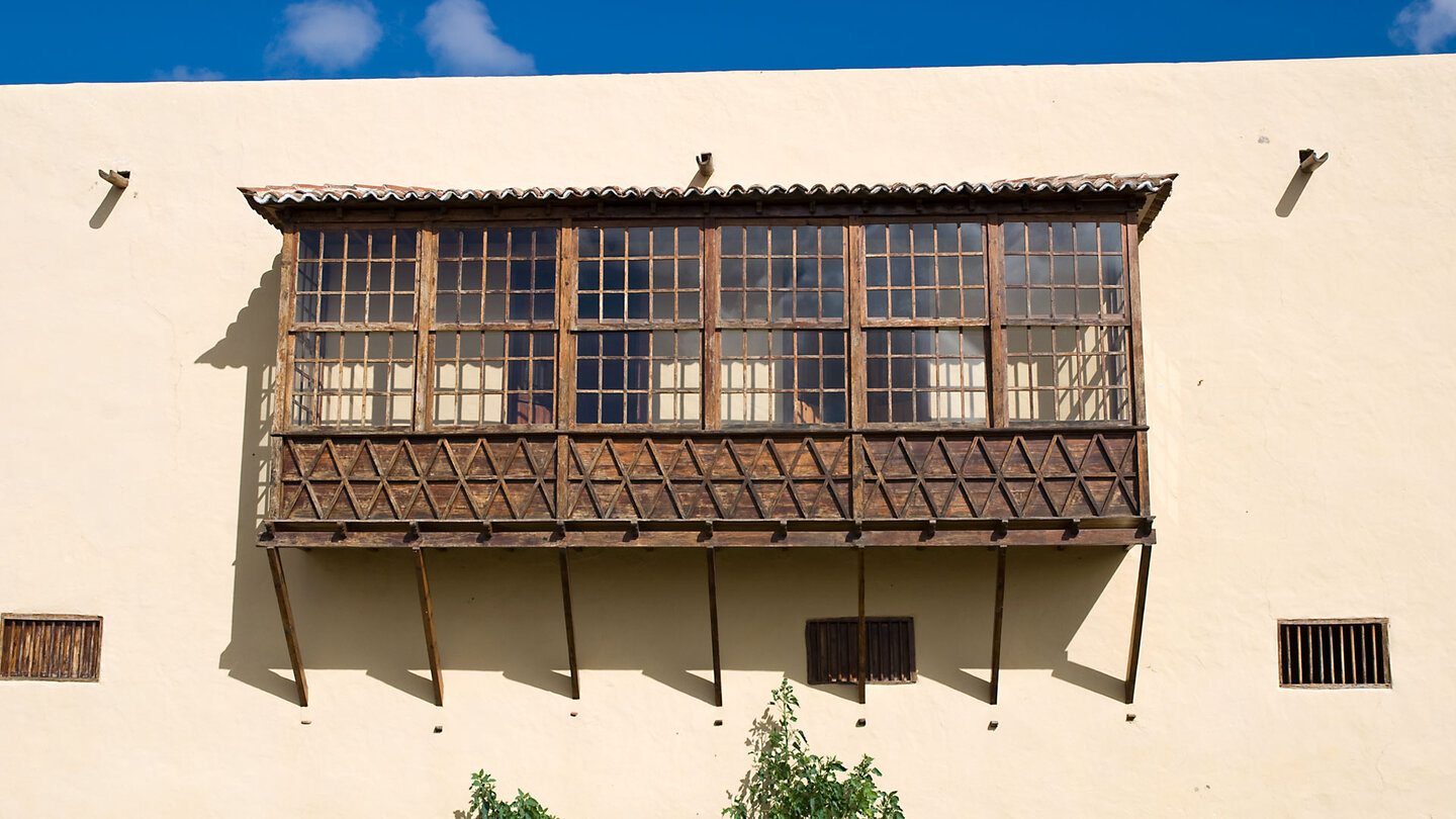 historischer Holzbalkon am Casa de los Coroneles auf Fuerteventura