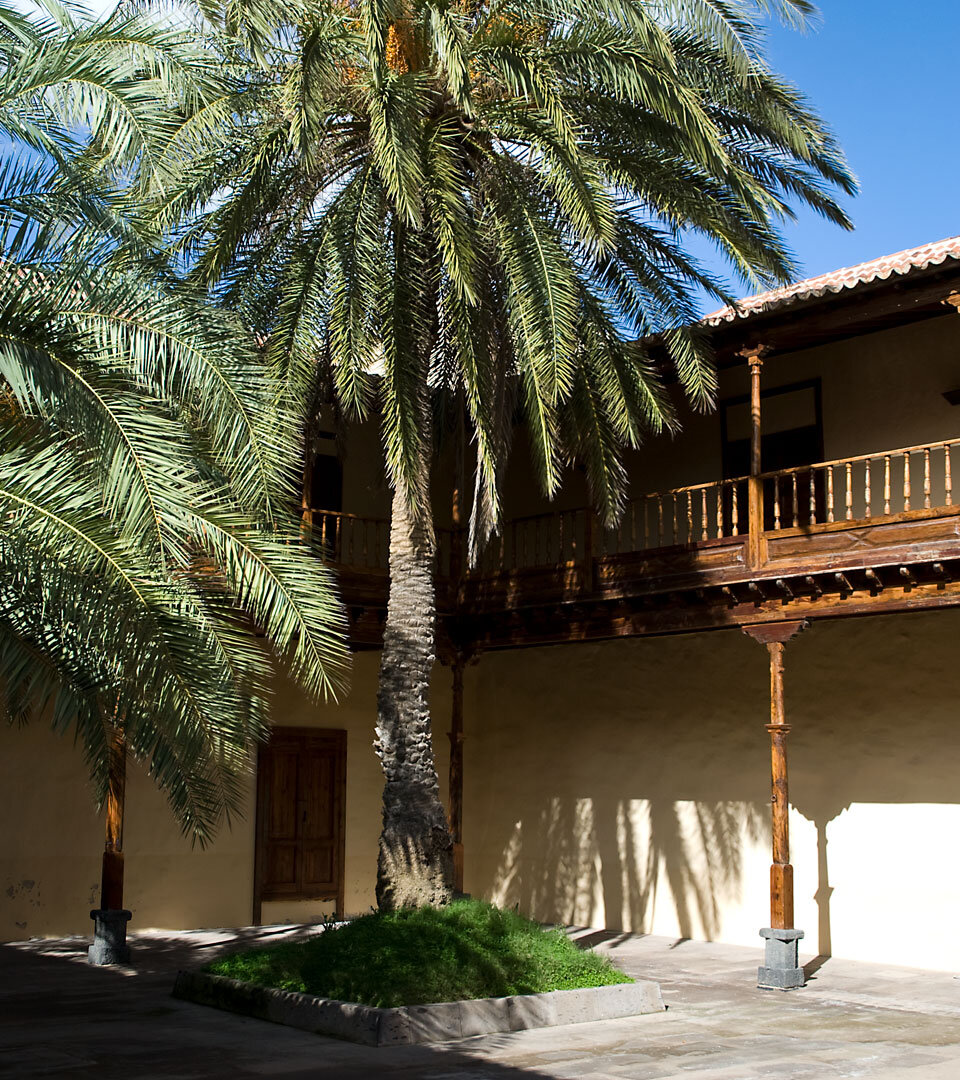 der schattige Innenhof mit umlaufenden Holzbalkon im Casa de los Coroneles auf Fuerteventura