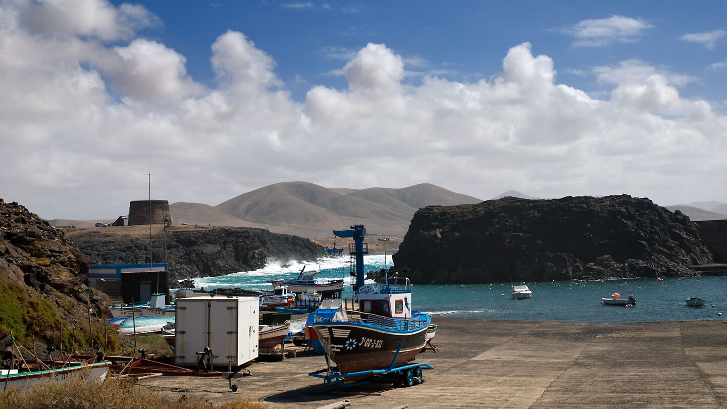 Boote am Hafen mit dem Castillo de El Tostón im Hintergrund bei El Cotillo auf Fuerteventura