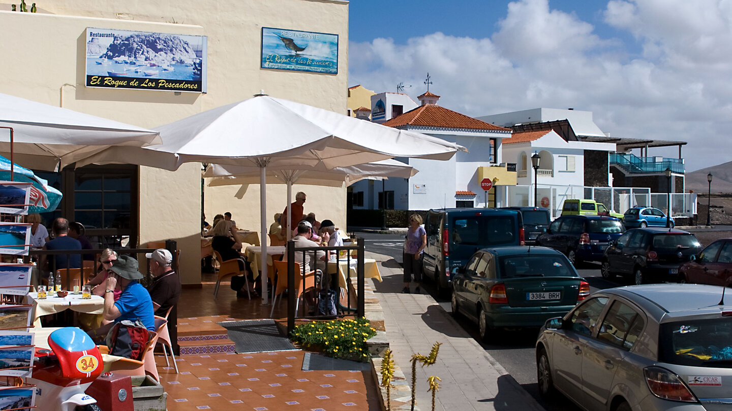 gemütliche Atmosphäre auf der Terrasse eines Fischrestaurant in El Cotillo auf Fuerteventura