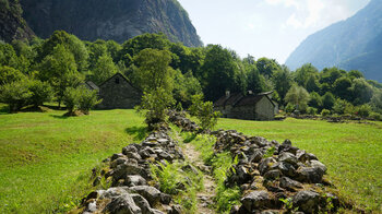 Steinmauer säumen die Pfade im Val Bavona