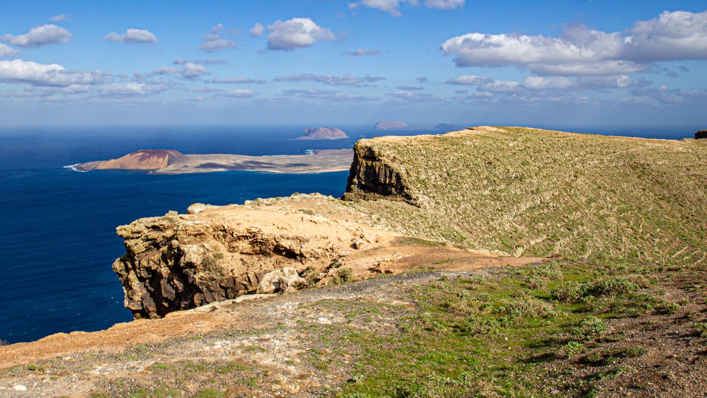 Blick über das Famara-Kliff mit dem Chinijo-Archipel im Hintergrund