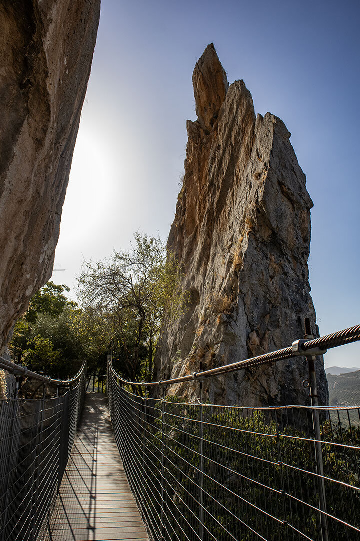 die Hängebrücke im periurbanen Park von Zuheros