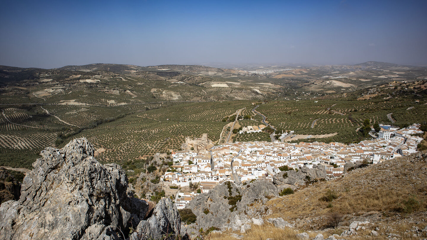 Panorama über Zuheros mit Olivenfeldern