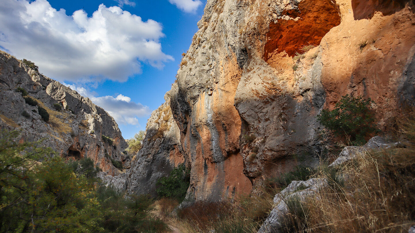 Höhlen in den Felsformationen der Schlucht des Río Bailón
