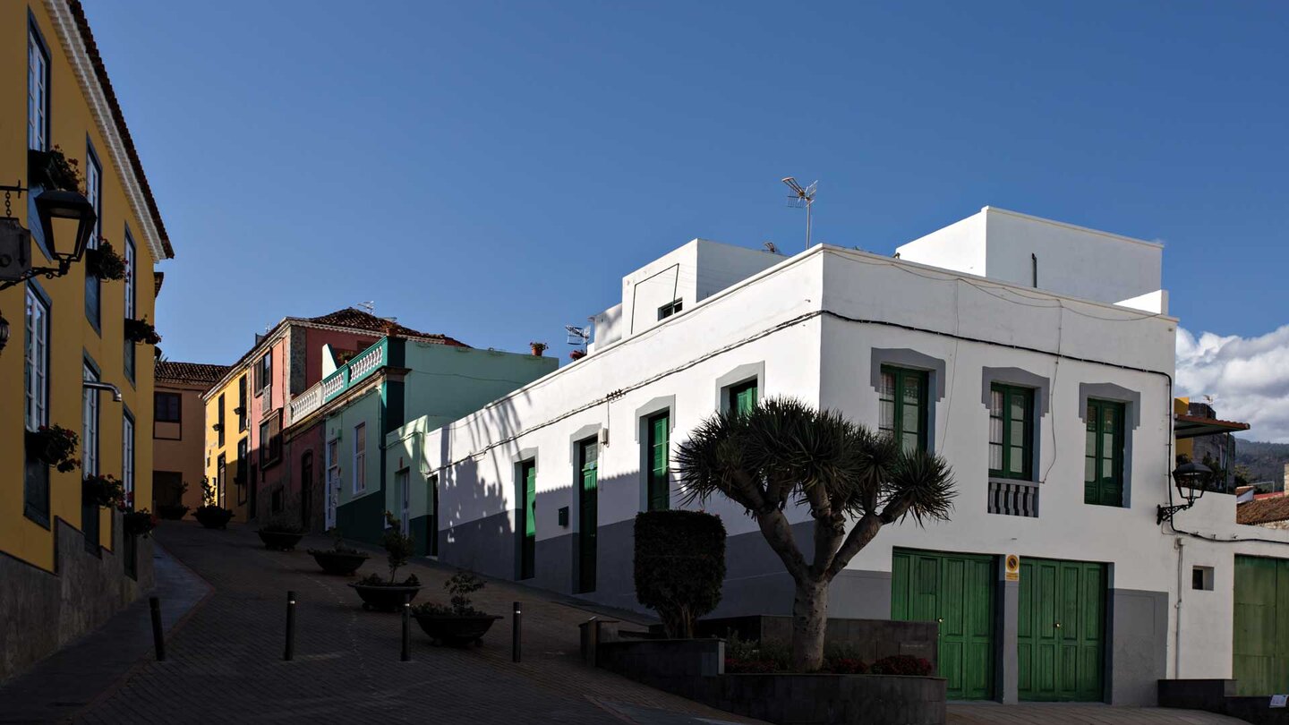 farbenfroh gestrichene Stadthäuser in den Gassen des Alstadtkerns von Granadilla de Abona im Südosten Teneriffas Stadthäuser in den Alstadtgassen von Granadilla de Abona