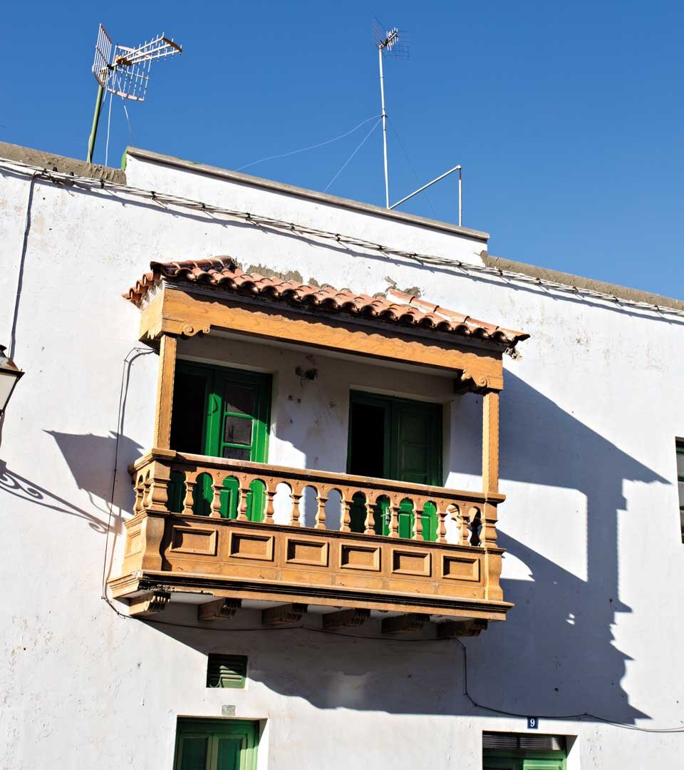 ein typischer Holzbalkon am kanarischen Stadthaus in Granadilla de Abona Holzbalkon an Stadthaus in Granadilla de Abona auf Teneriffa