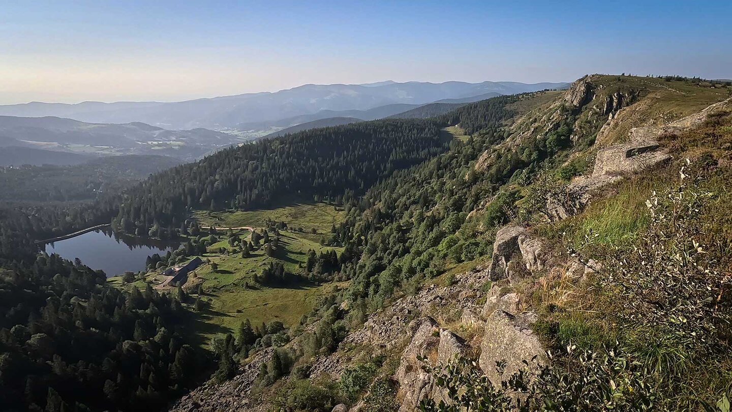 Blick entlang des Vogesenhauptkamms mit steil abfallenden Klippen über dem Lac du Forlet Blick entlang des Vogesenhauptkamms mit steil abfallenden Klippen