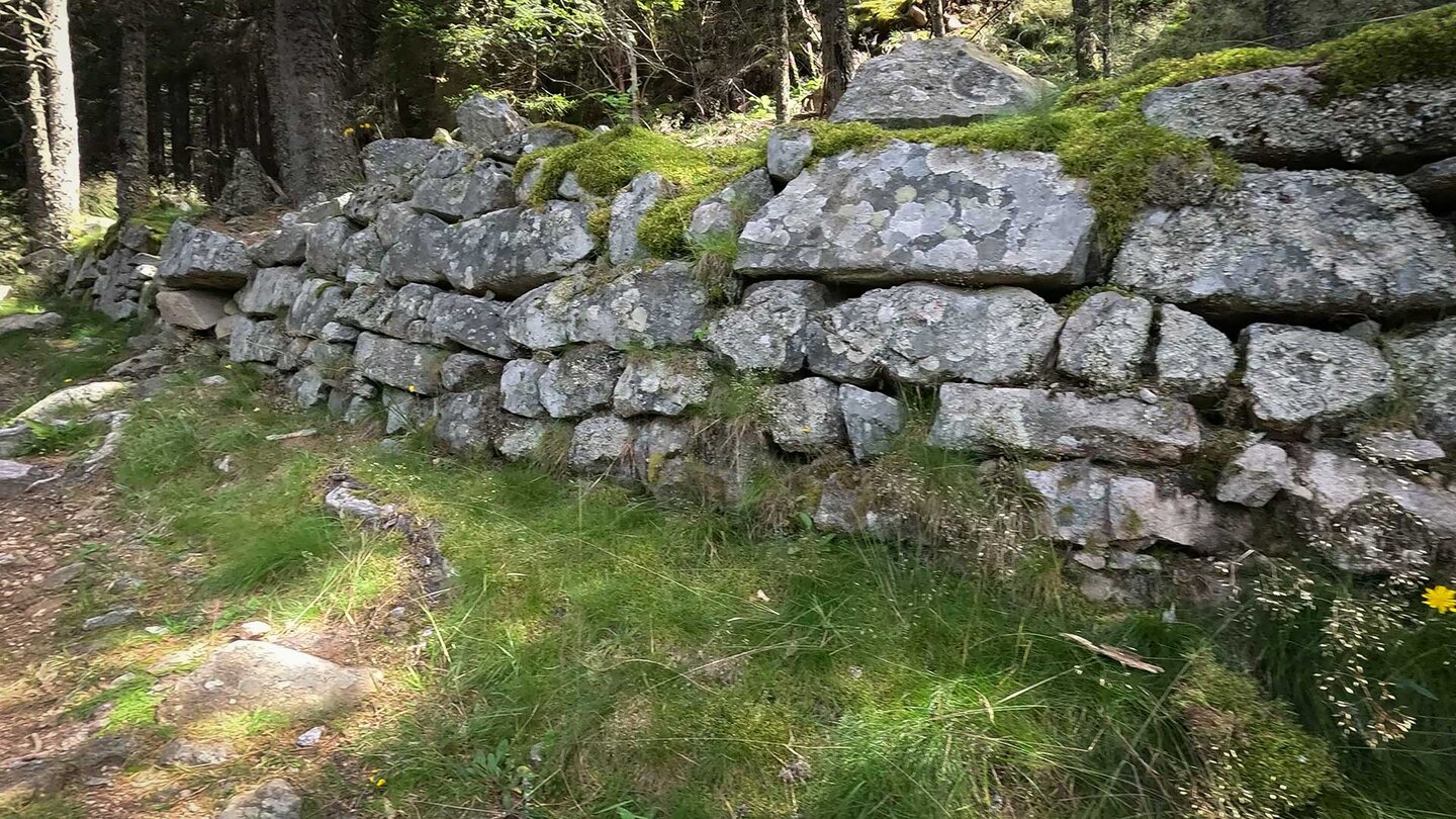 Steinmauer am Wanderweg Steinmauer am Wanderweg