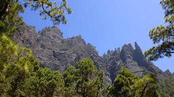 schroffe Steilwände der Caldera