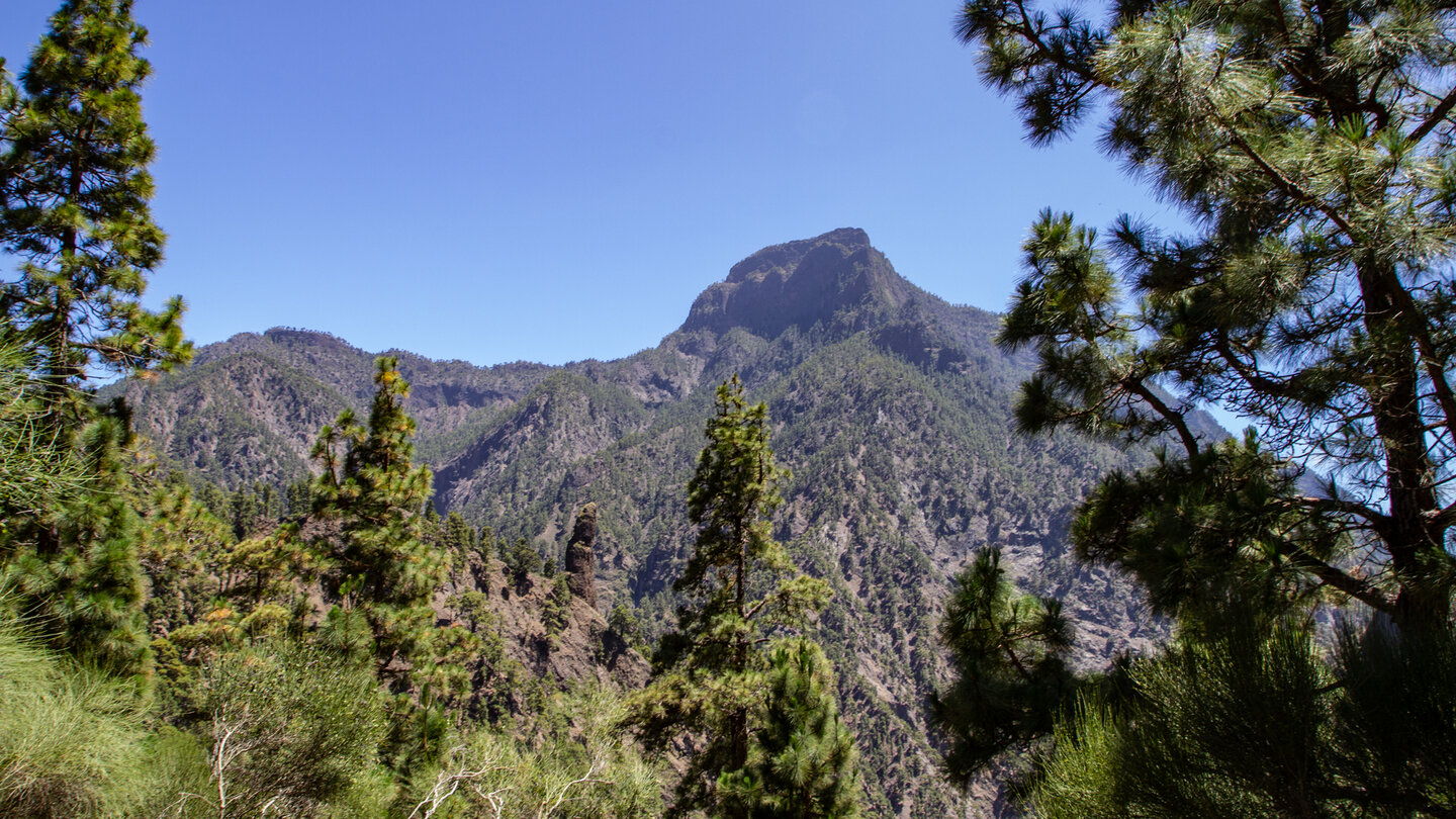 Ausblick über die Caldera mit der Felsspitze Roque Idafe und Pico Bejenado