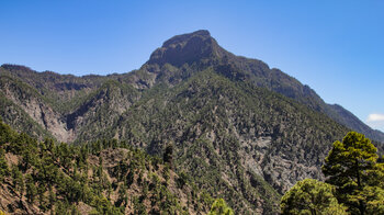 Blick in die Caldera mit der Felsformation Roque Idafe und Pico Bejenado im Hintergrund