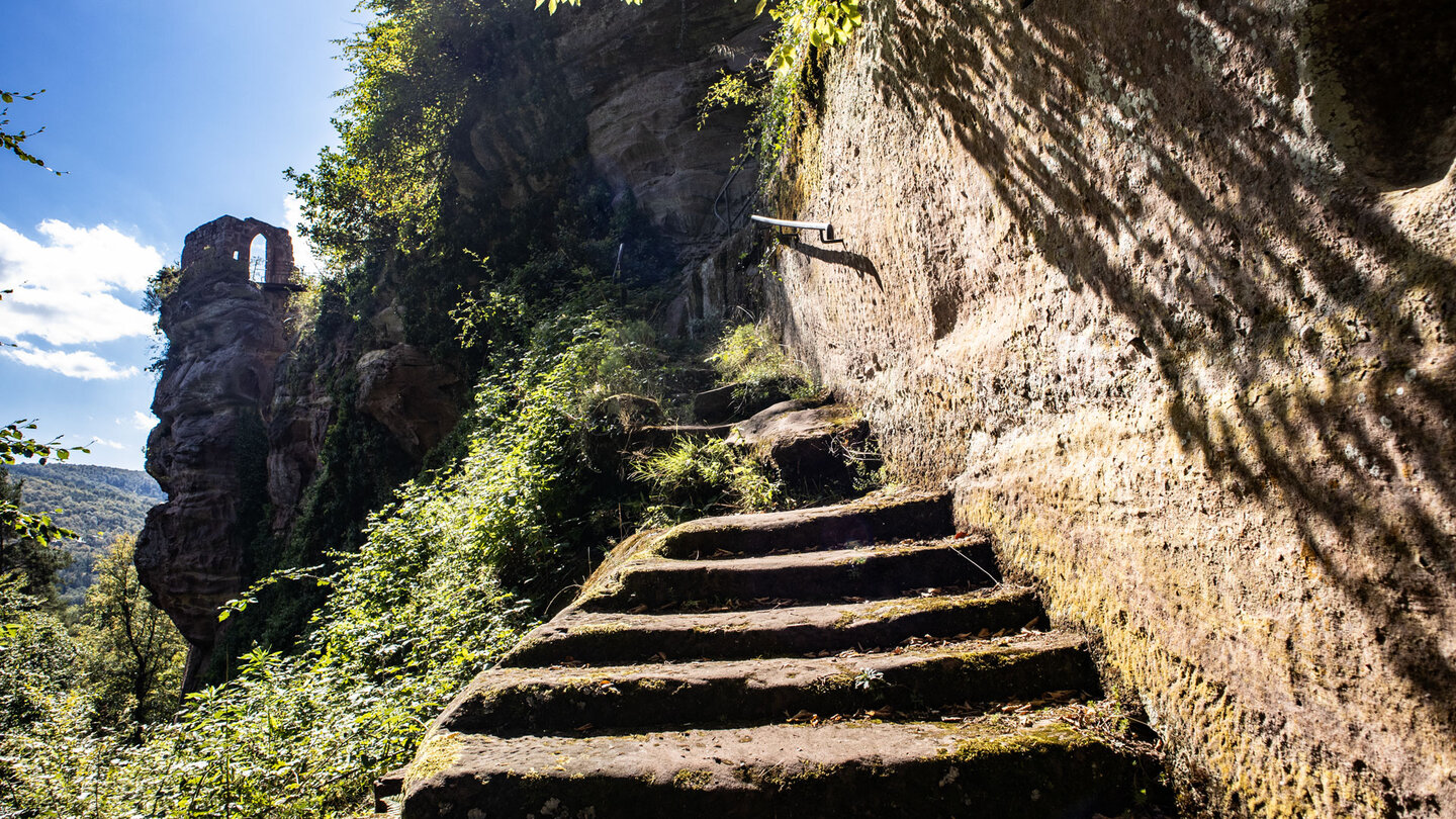 zahlreiche Treppen an Burgfels der Ruine Froensbourg