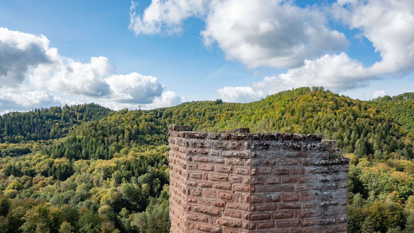 der Burgfried der Wasigenstein vor den bewaldeten Nordvogesen