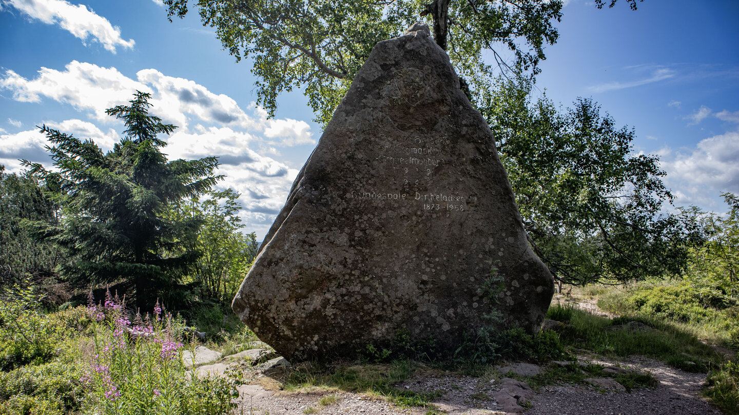 die Höhentour passiert den Gedenkstein des Bundesvater Dinkelacker