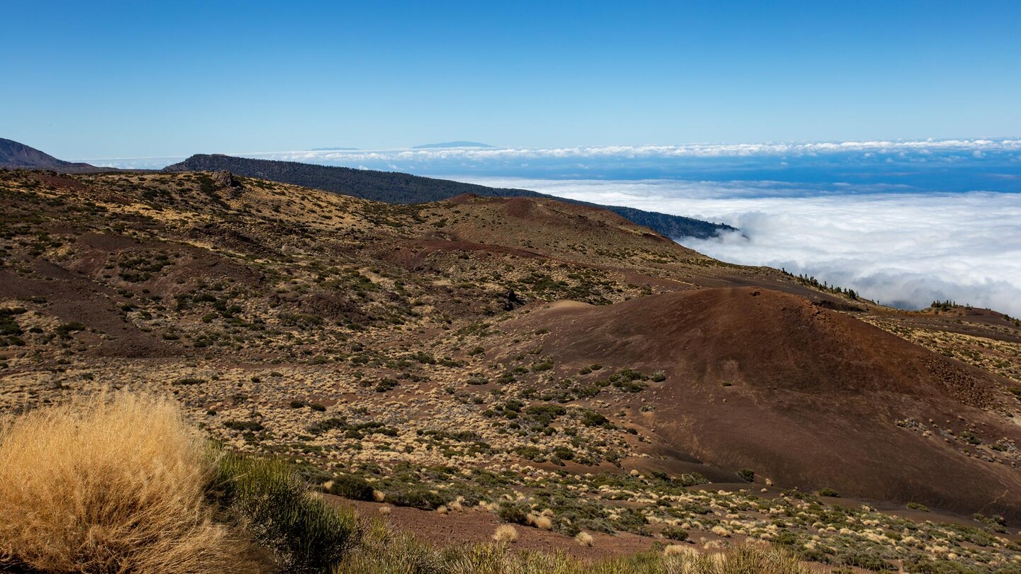Blick von Corral del Niño über den Teide Nationalpark mit der La Palma am Horizont