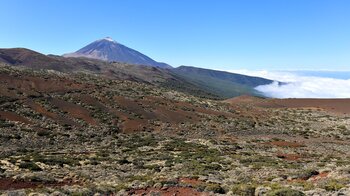 Blick vom Wanderweg über die Vulkanlandschaft zum Teide