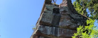 Mauerreste auf den Sandsteinfelsen der Burg Alt-Windstein