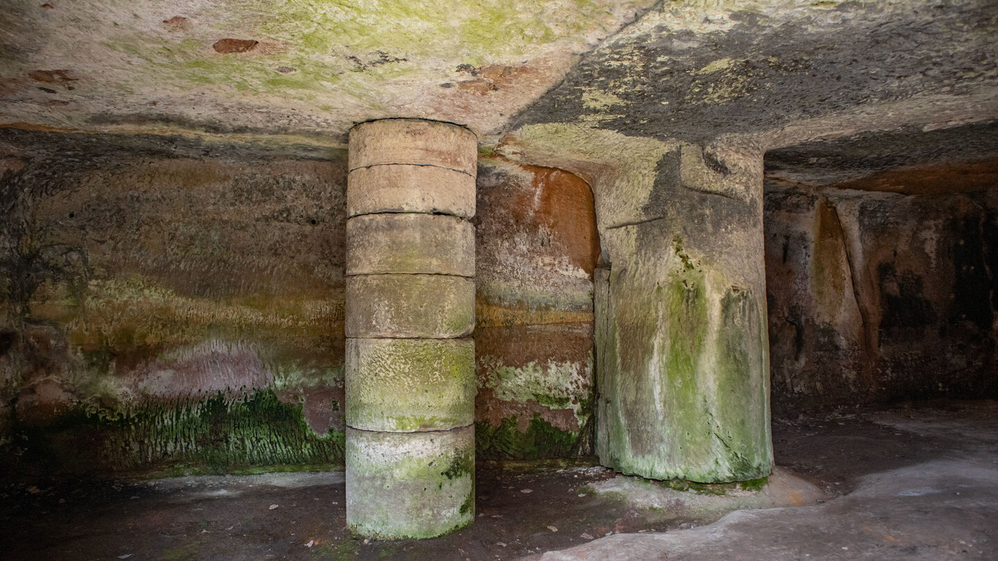 Säulen in den Felsenkammern der Burg Neu-Windstein
