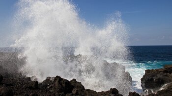 aufgepeitschte Gischt entlang der Küste nahe Tinajo auf Lanzarote