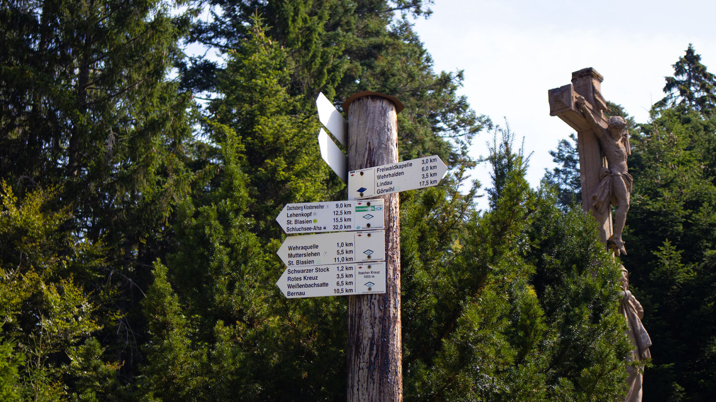 Wegweiser am Ibacher Kreuz