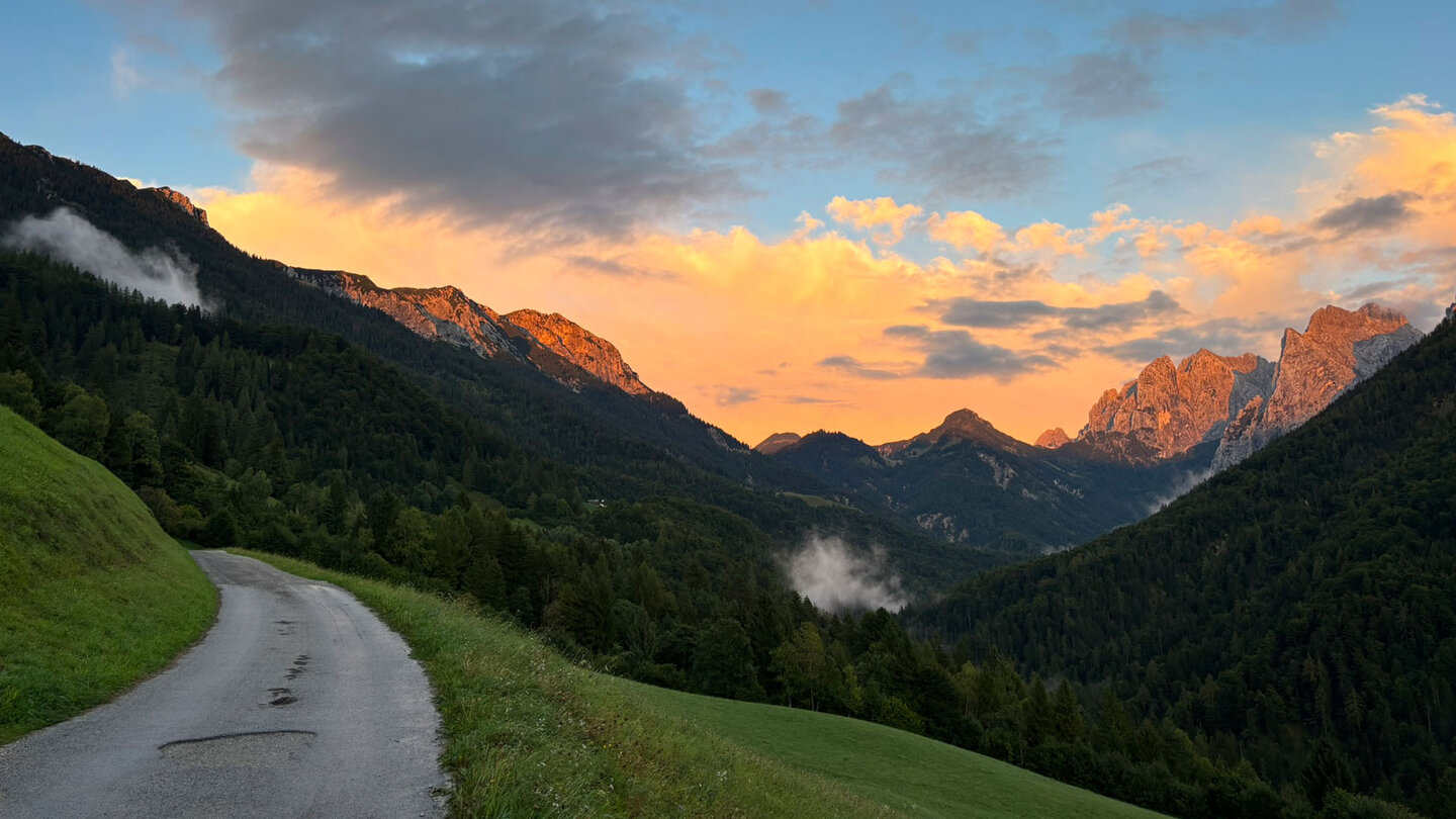 das Kaisertal im Abendrot mit dem Zahmen Kaiser links und dem Wilden Kaiser rechts