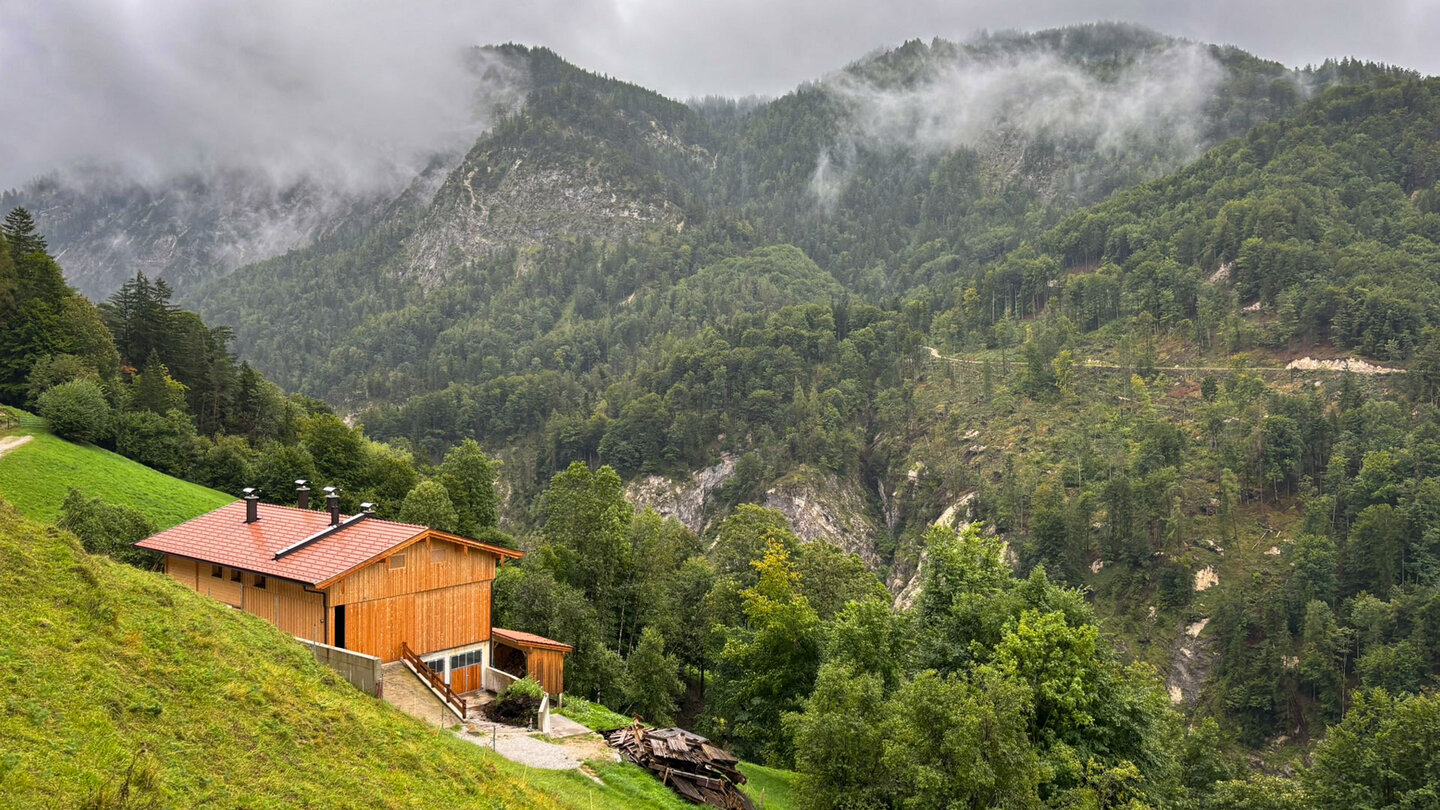 Scheune an der Fahrstrasse mit Blick in das Kaisertal
