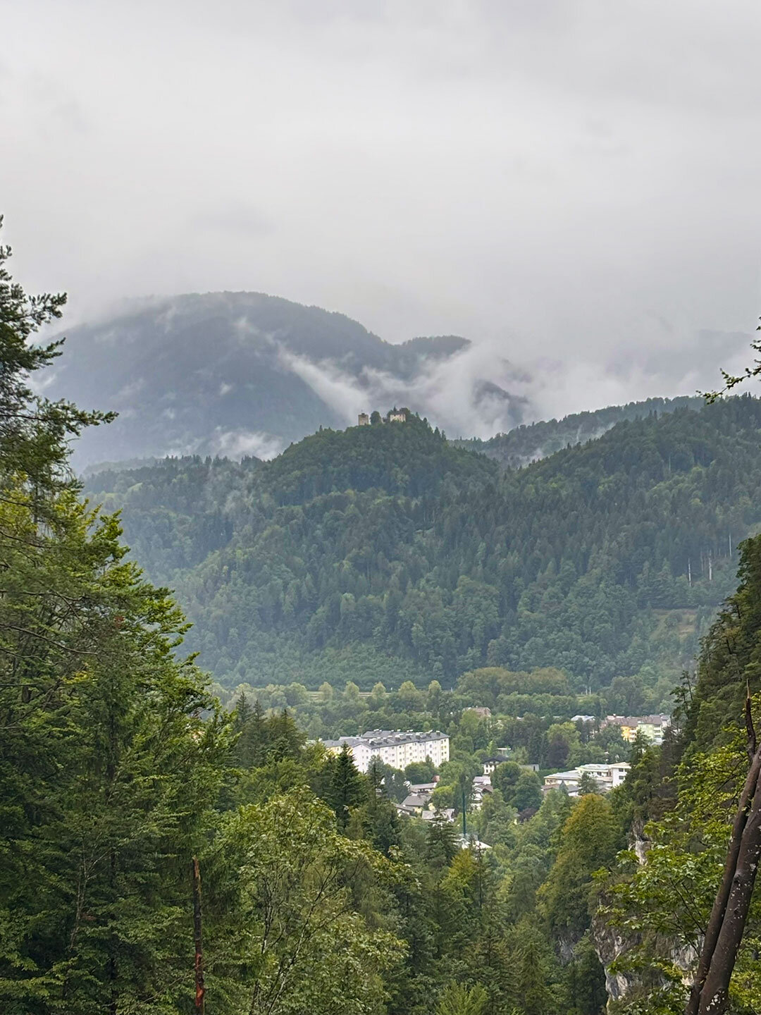 Blick auf Kufstein unterhalb der Burgruine auf dem Thierberg