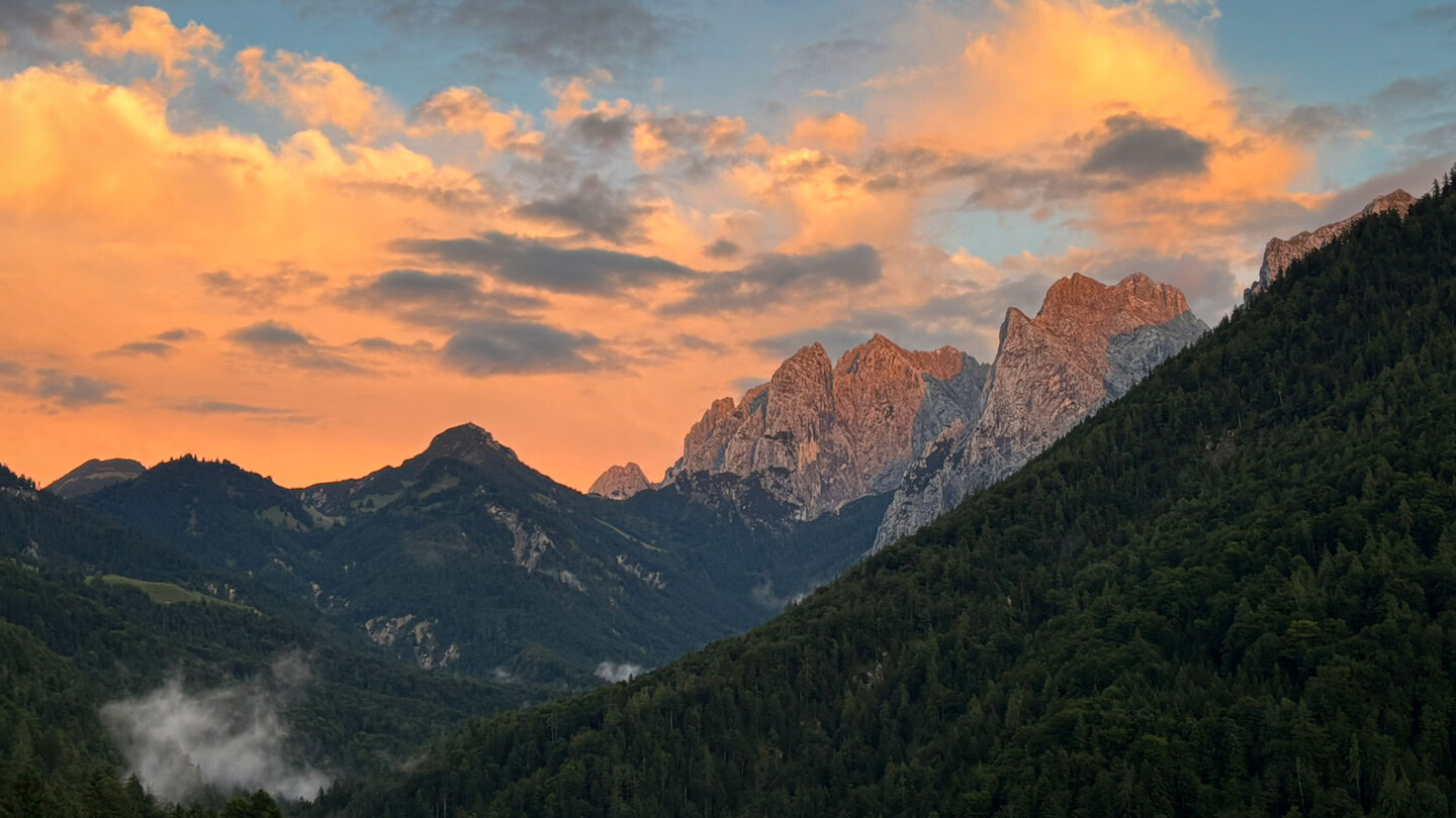 Abendrot über dem Kaisertal mit Blick auf die Nordwand des Wilden Kaiser